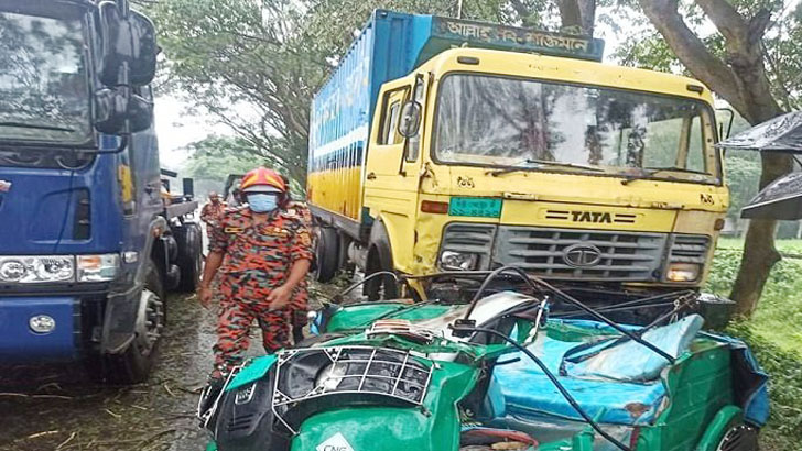 হবিগঞ্জে ট্রাকচাপায় অটোরিকশার ৬ যাত্রী নিহত